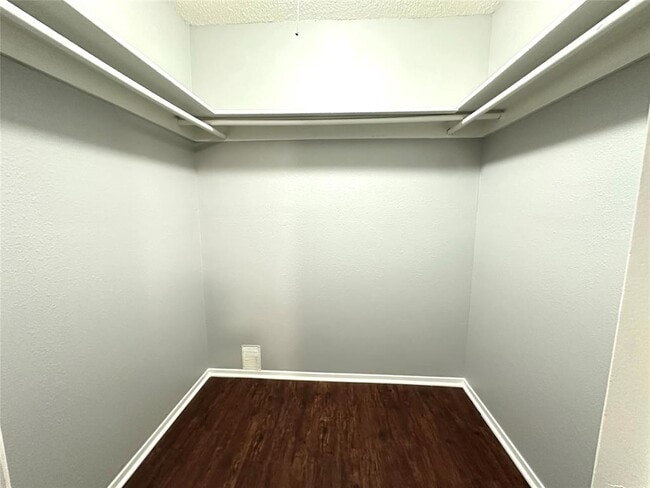 Building Photo - 12401 Tree Line Dr