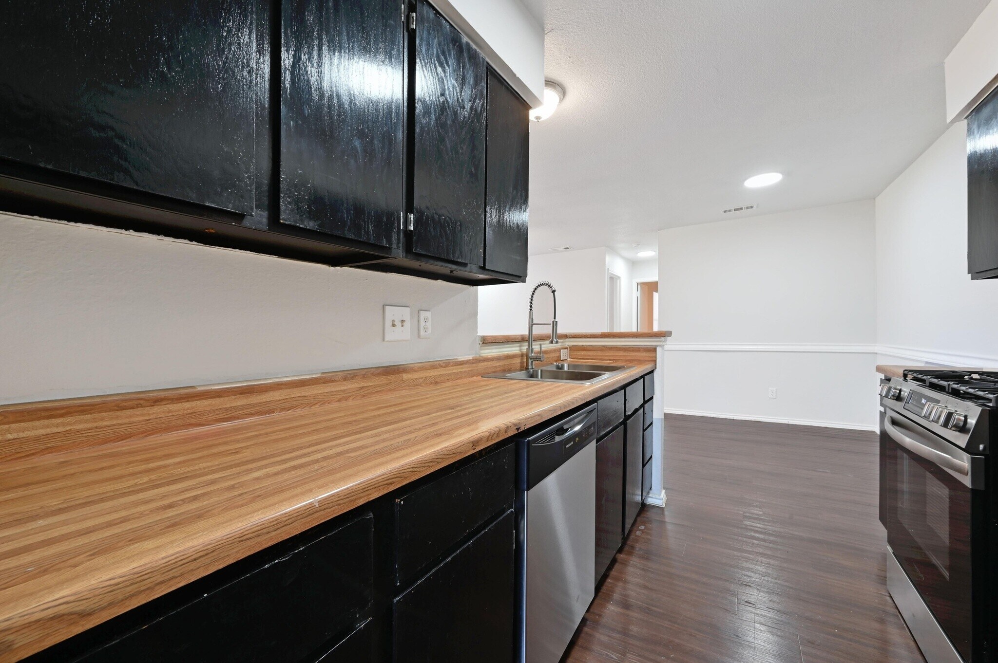 Building Photo - 5303 Spring Meadow Rd