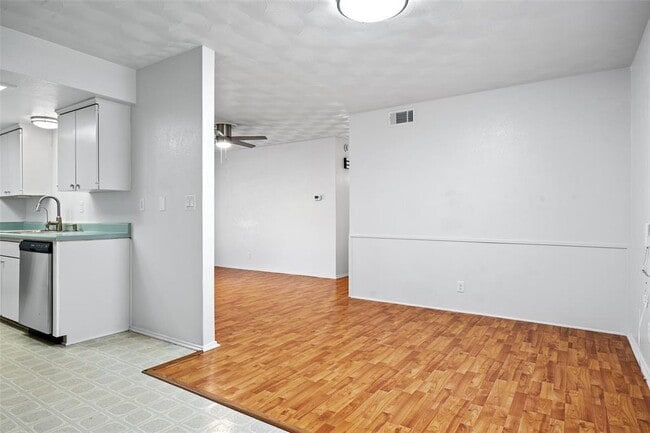 Building Photo - 8410 Briarwood Ln
