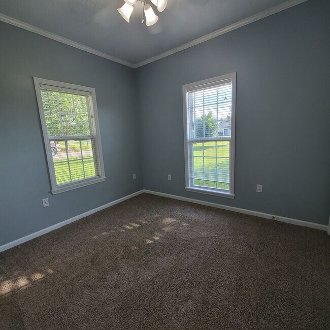 Building Photo - Charming 3-Bedroom Home with Spacious Yard...