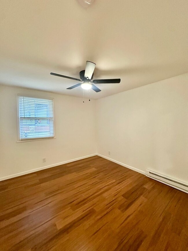 Building Photo - Location is Everything! Great West Side 2 bdmr/1 bth Available Now!