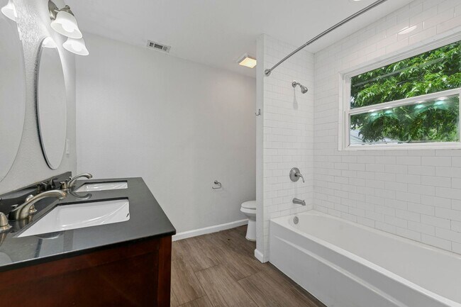 Building Photo - Single Family Home in 76109