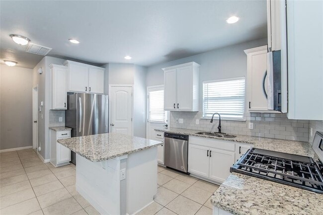 Building Photo - 921 Medina Wy