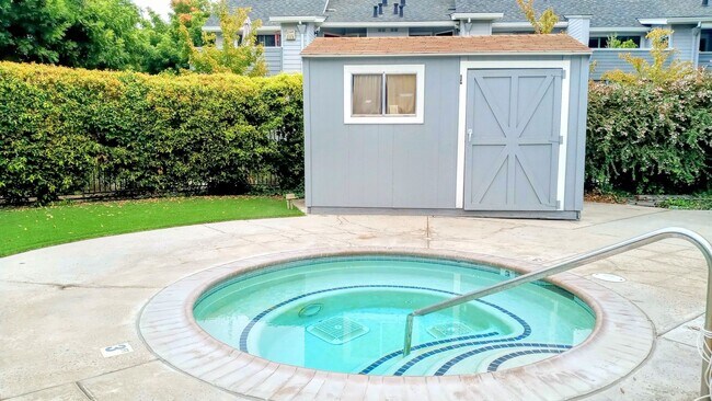 Building Photo - Great Second Floor 2bd Condo With Pool in Gated Complex