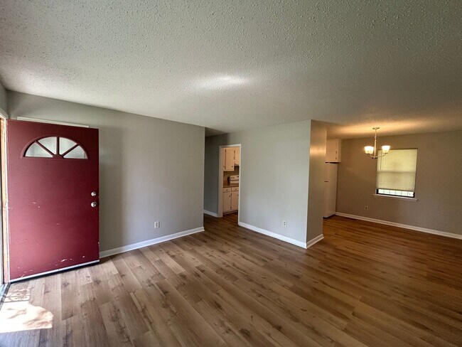 Building Photo - 3br 1.5 ba available now