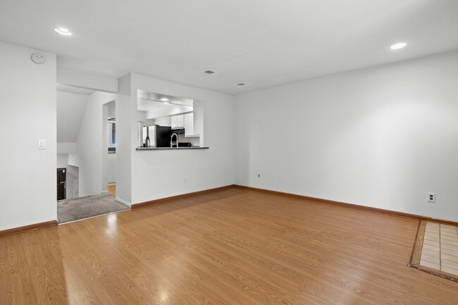 Building Photo - Stylish Pasadena Townhome: 2 Bedrooms, Upd...