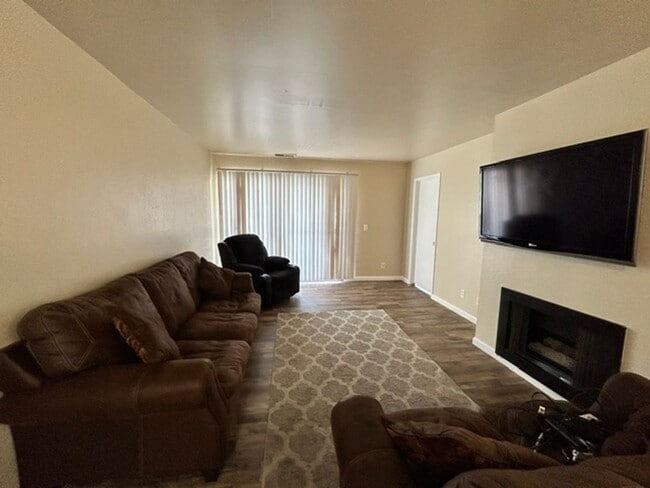 Building Photo - Beautifully updated and move-in ready condo!!