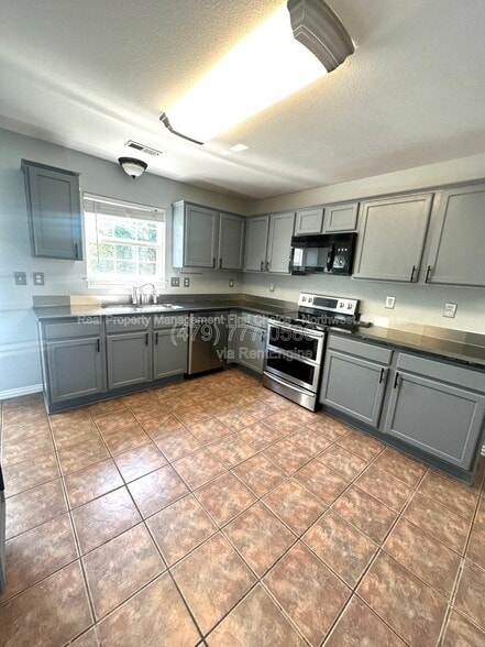 Building Photo - 3705 SW Hansom Loop