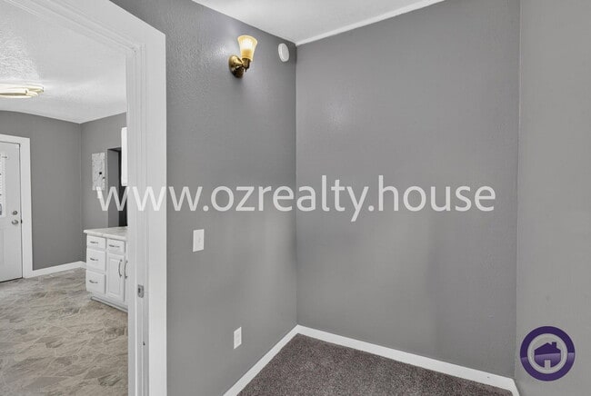 Building Photo - 565 Viking St