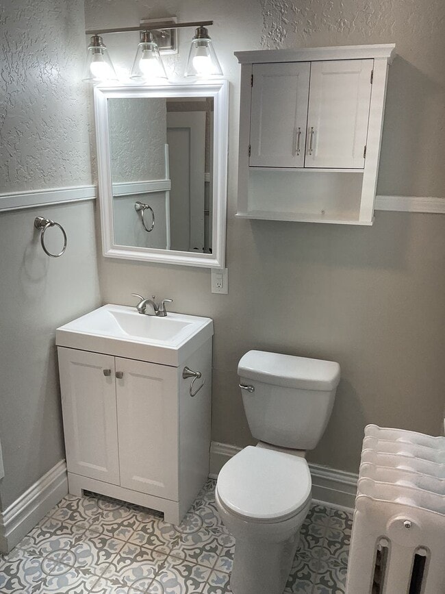 Building Photo - Beautifully Updated 4 BR/2 BA Upper-Level Duplex in Minneapolis with 2-Car Garage!