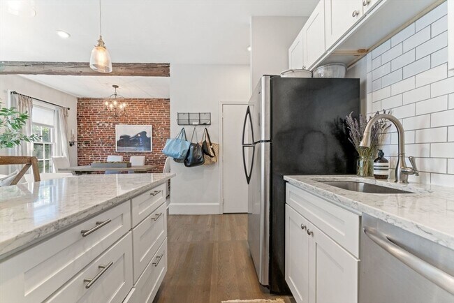 Building Photo - 91 Waltham St