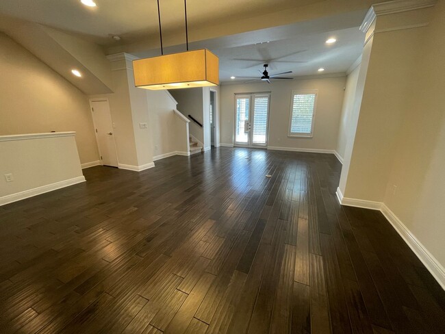 Building Photo - Large 3 Bed 3.5 Bath 2 Car Garage Townhous...