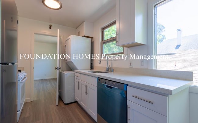 Building Photo - Bright & Spacious 2BD/1BA Upper-Level Duplex in Gerstle Park!  FOUNDATION