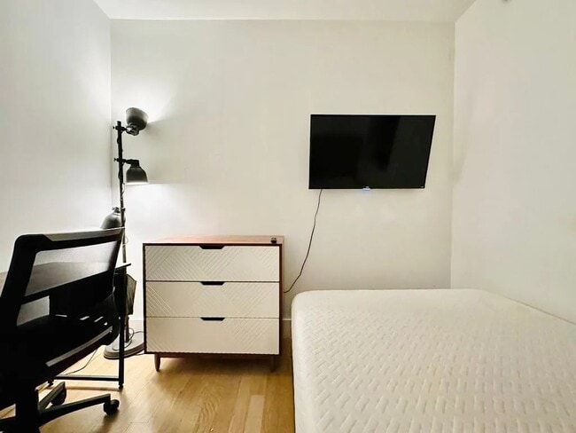 Building Photo - Furnished room/NOT APARTMENT