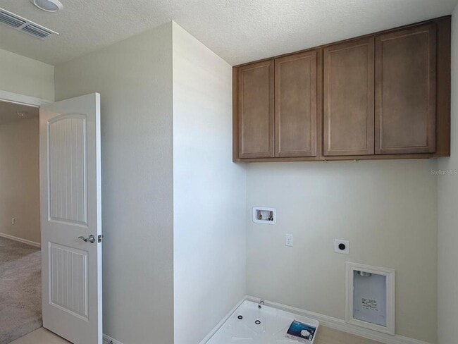 Building Photo - 6985 Oak Commons Way