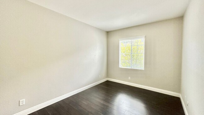 Building Photo - Beautifully Updated Two-Story Home in Lake...