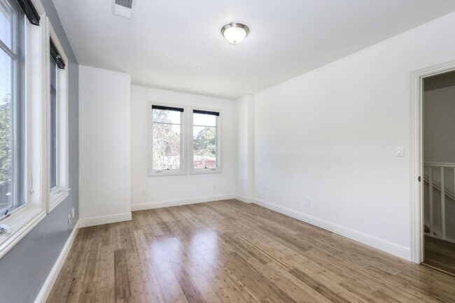 Building Photo - Open and Bright 2 bed/ 1.5 bath town-home ...