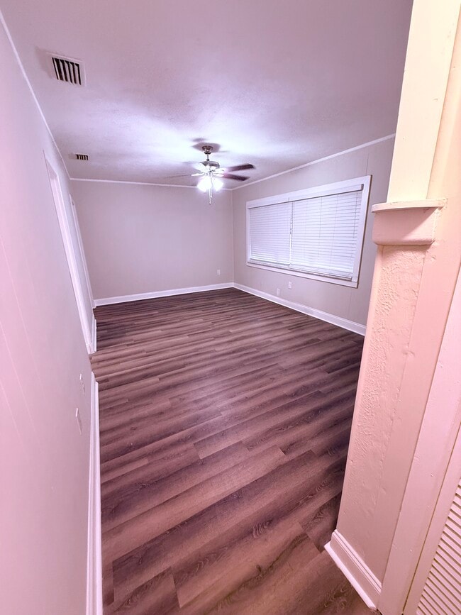 Building Photo - 811 S Lone Oak Dr