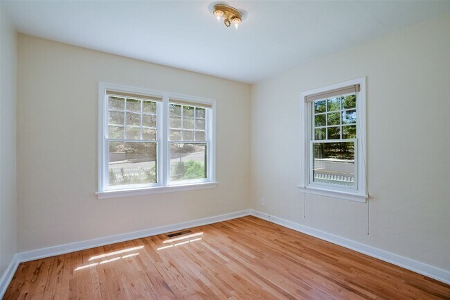 Building Photo - Live on Historic Park Avenue in this 2 Bed 1.5 Bath Single Family Home!