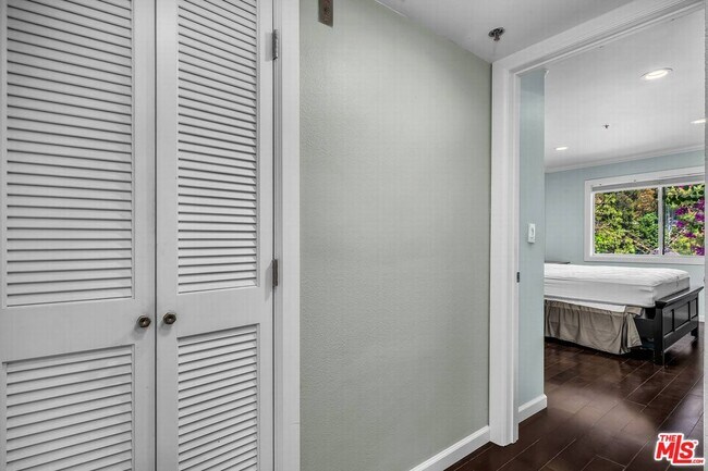 Building Photo - 501 Palisades Dr