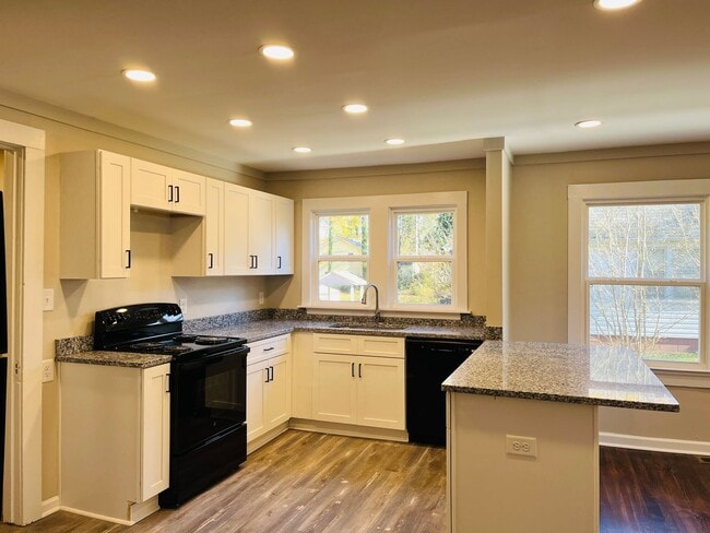 Building Photo - Wow! Renovated 3 bedroom home in Fairburn! Must See!