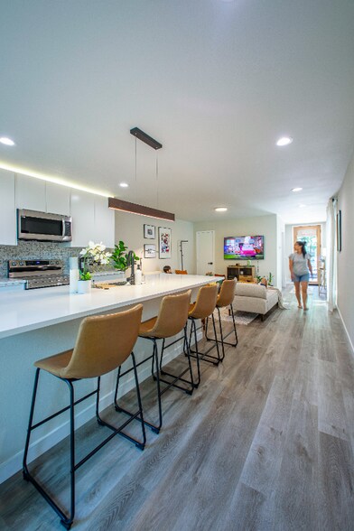 Building Photo - 605 E 7th St