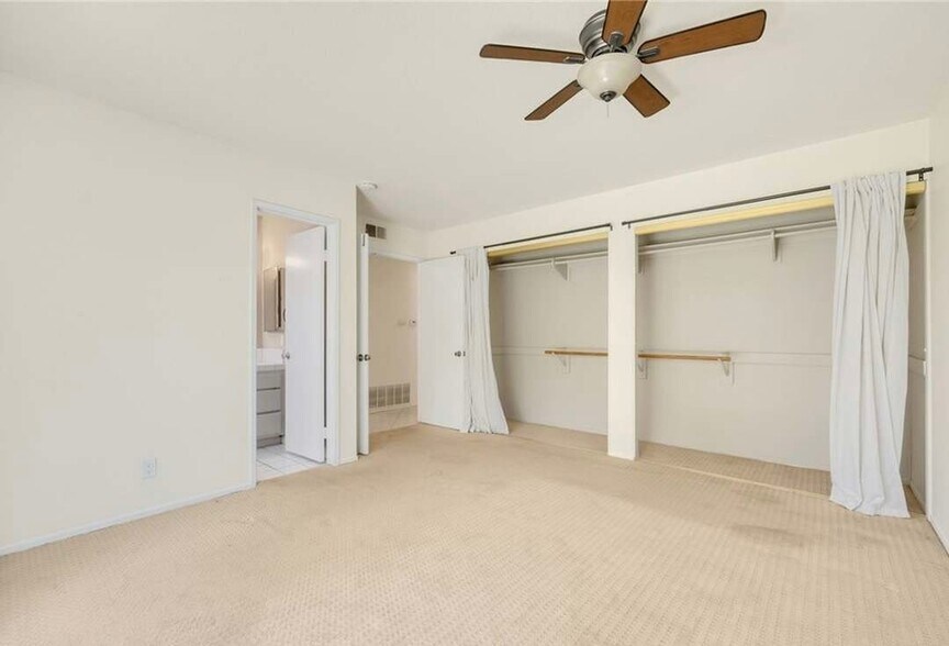 Building Photo - 5641 Lynnbrook Plz