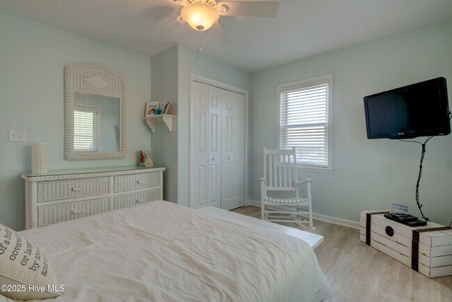 Building Photo - 3946 Island Dr