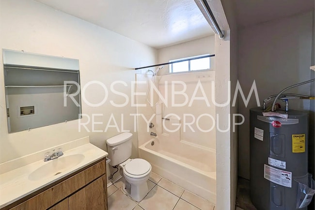 Building Photo - Charming 2-bedrooms, 1-bath downstairs apa...