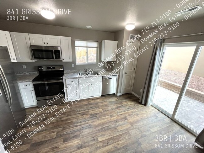 Building Photo - $500 OFF the first month of rent! Single F...