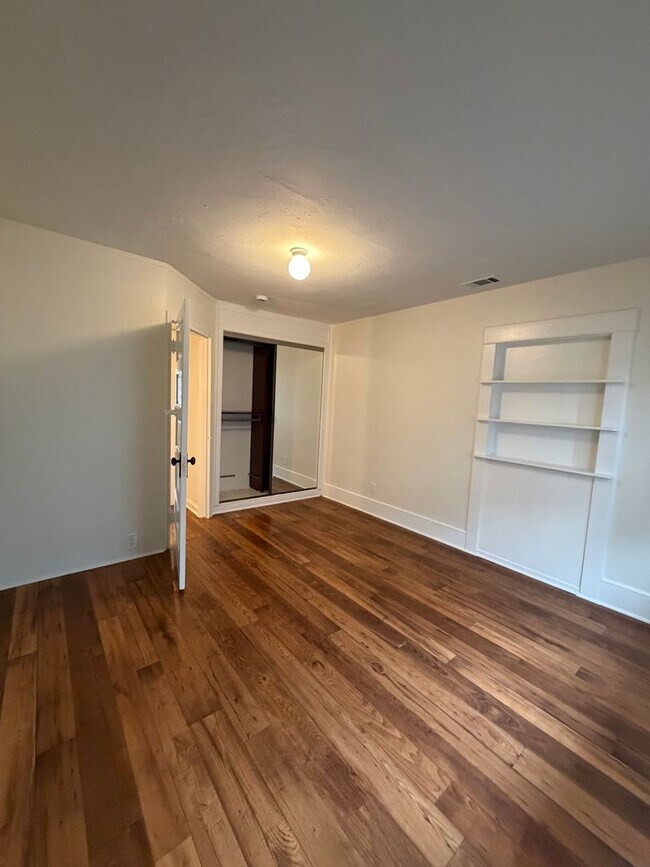 Building Photo - 535-537 E. Van Bibber