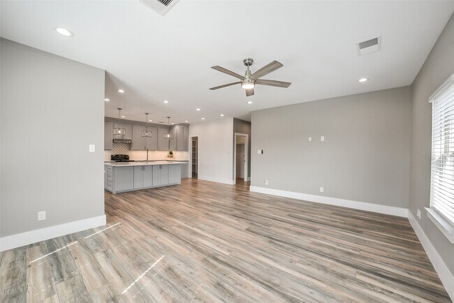 Building Photo - 1025 Arizona Dr