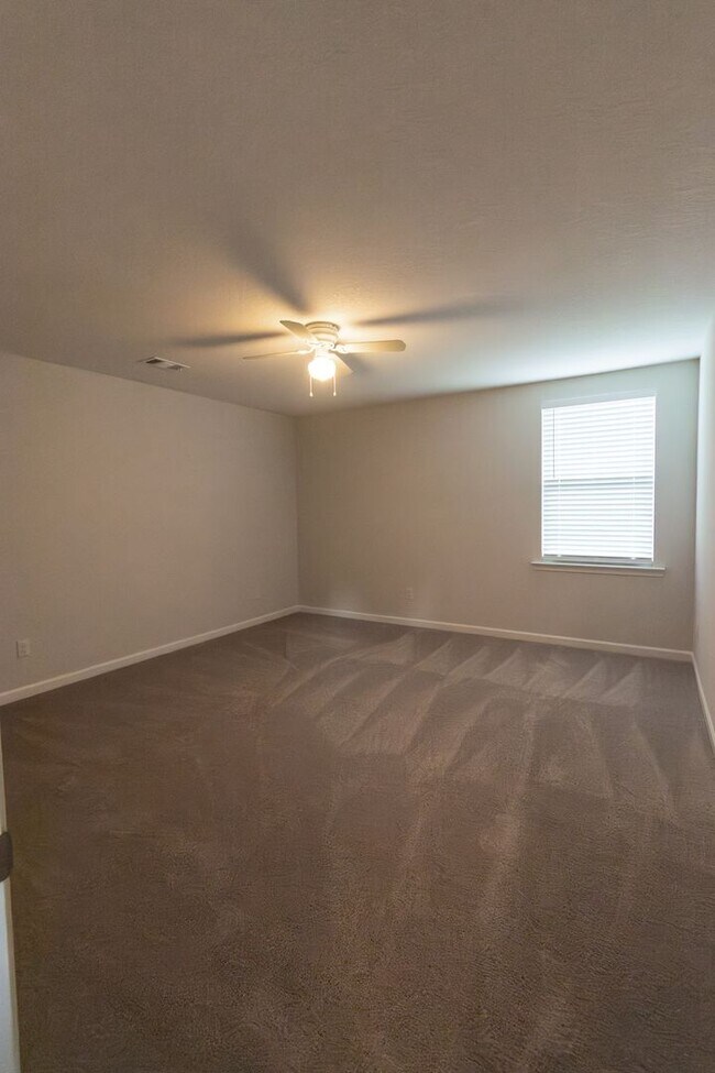 Building Photo - 57 White Pine Way