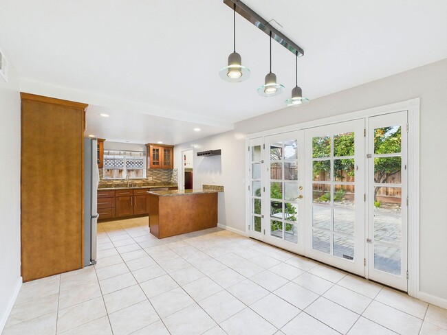 Building Photo - Stunning Turnkey Home in Cambrian!