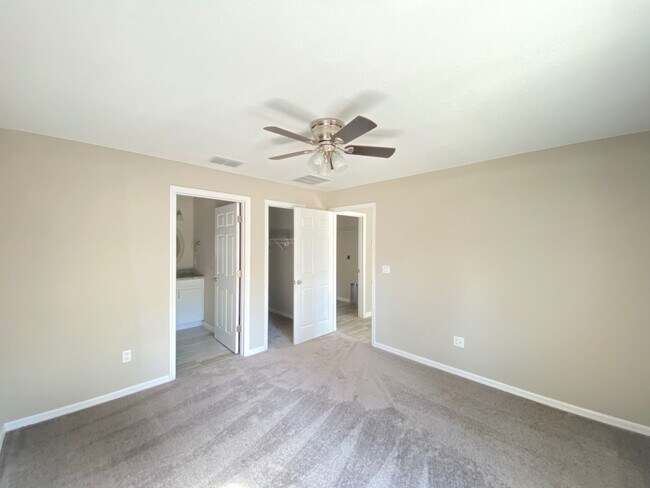 Building Photo - Custom Home - Desirable SW Ocala Neighborhood 3/2/2 **WON'T LAST**
