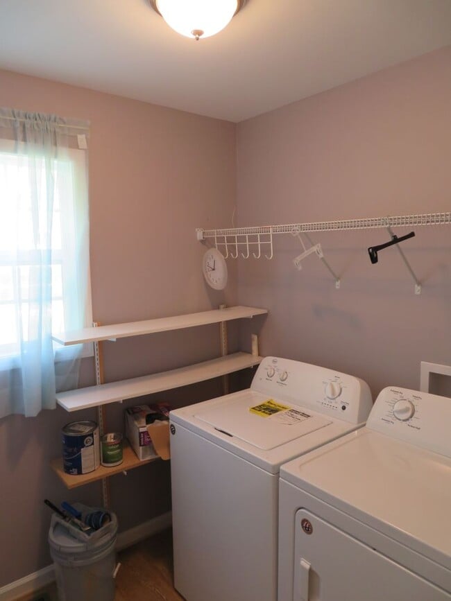 Building Photo - Spacious Home in West Point