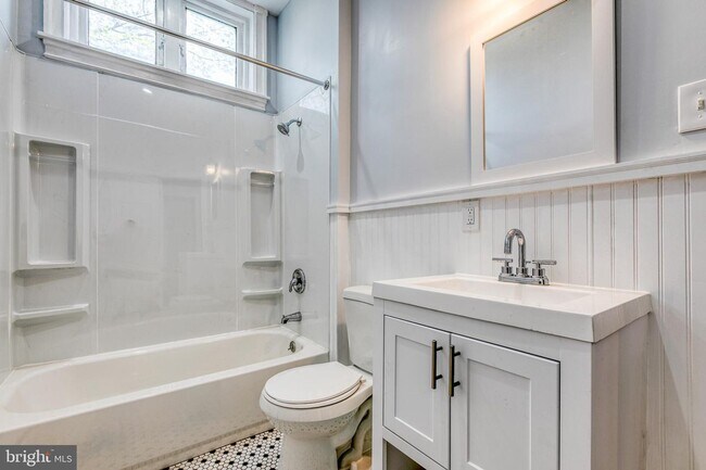 Building Photo - Amazing Unit