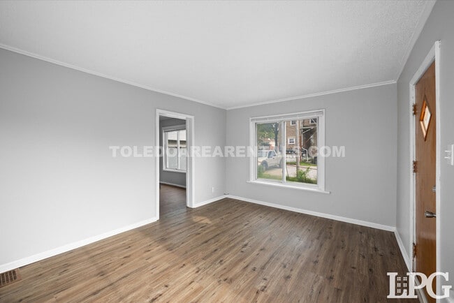 Building Photo - 5520 N Summit St