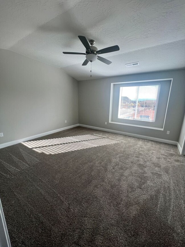 Building Photo - Beautiful 3 bedroom, 2.5 bathroom townhome!!