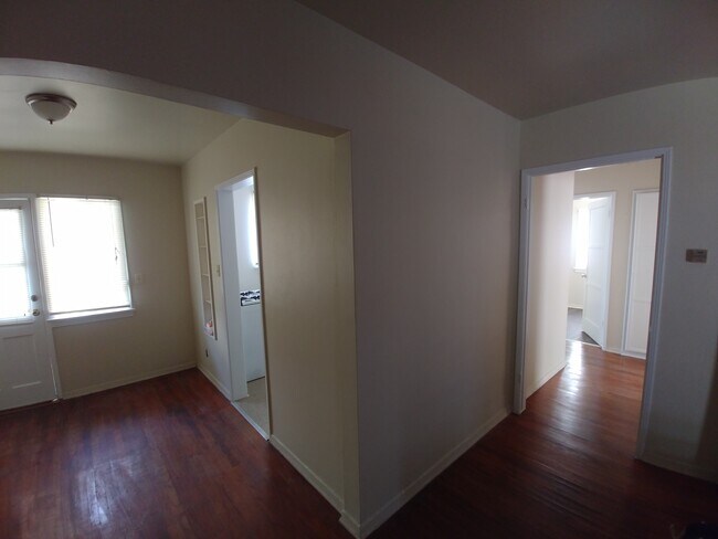 Building Photo - 418 E Freeland St