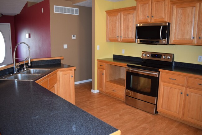 Building Photo - Beautiful spacious home in Waynesville