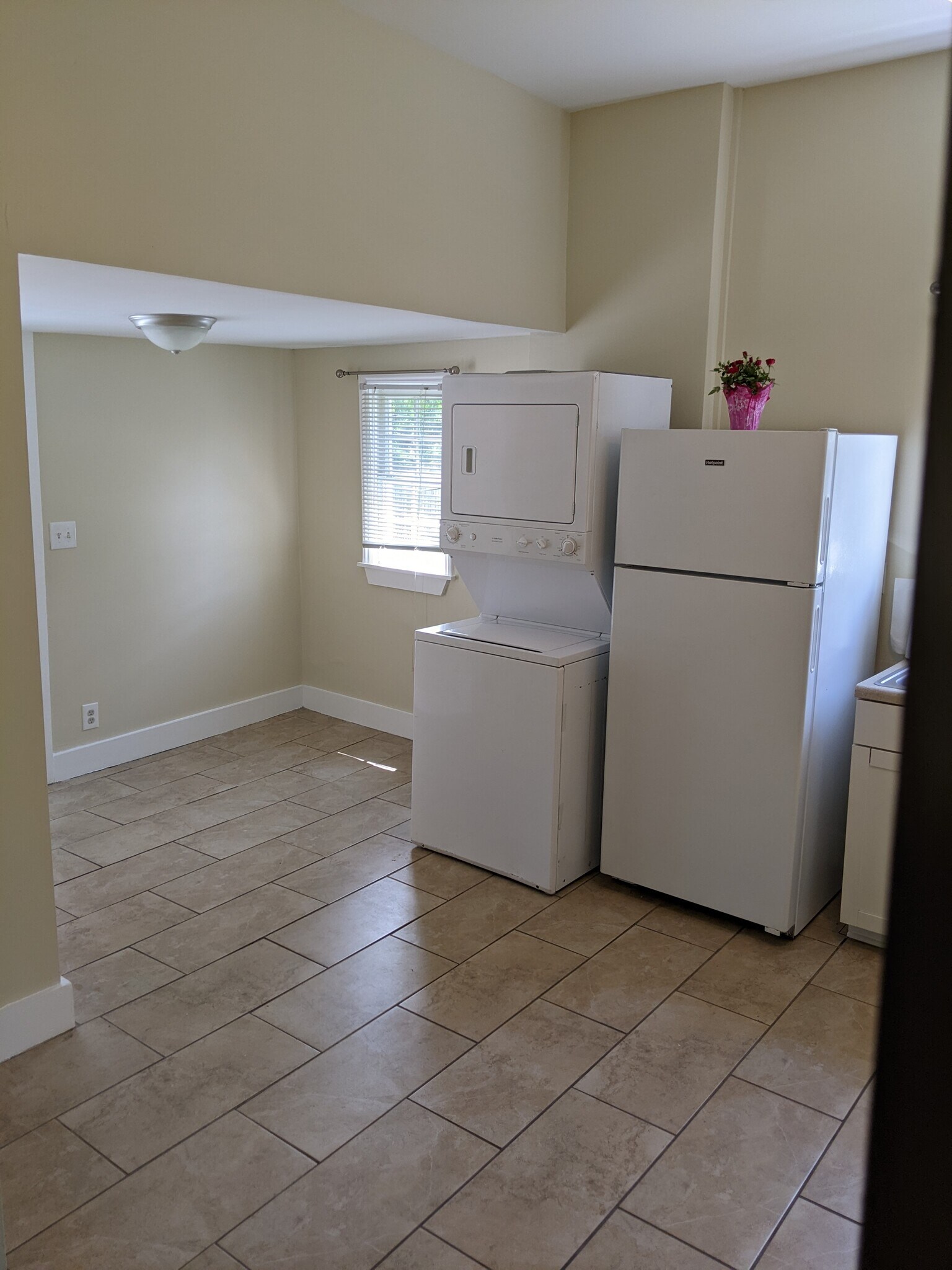 Washer dryer included - 312 Bowen St