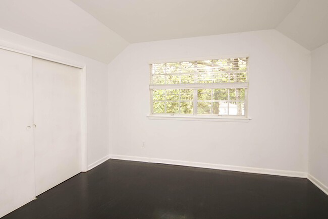Building Photo - 596 L'Ombre Ct NE