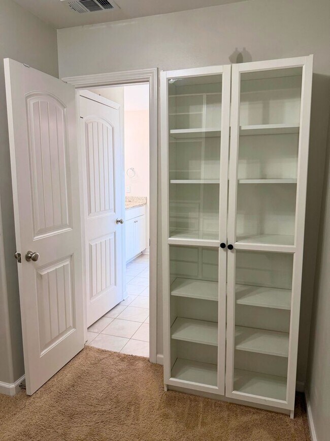 Building Photo - Spacious 5-bedroom, 3-bath home featuring two additional flex rooms!