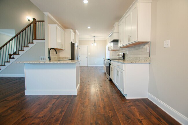 Building Photo - Pet Friendly Four Bedroom with Bonus!