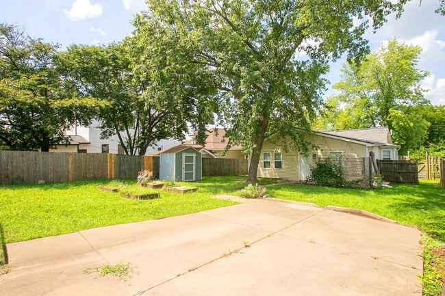 Building Photo - 1014 Douglas Ave