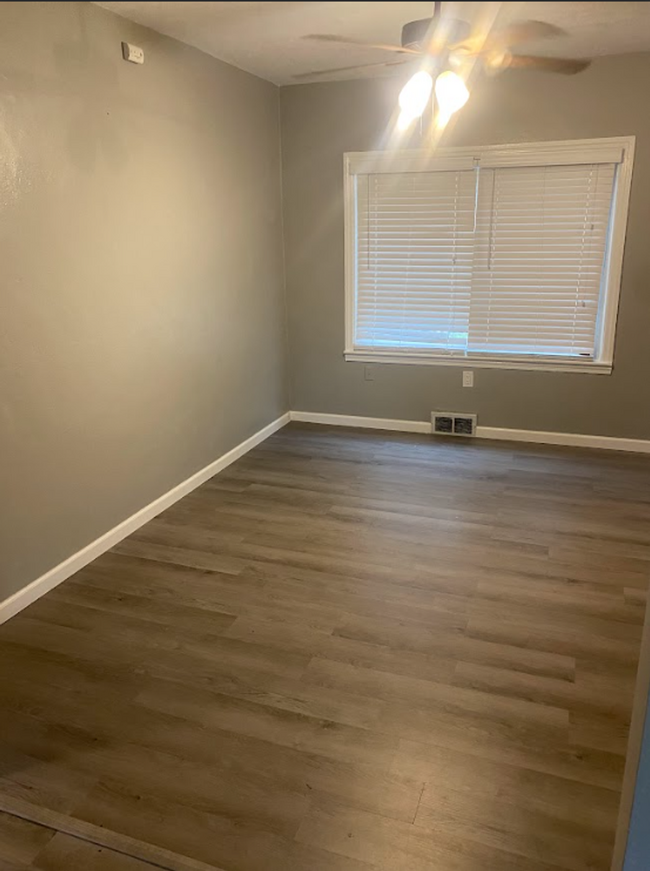 Building Photo - Move in ready 3 bed 1.5 bath renovated hou...