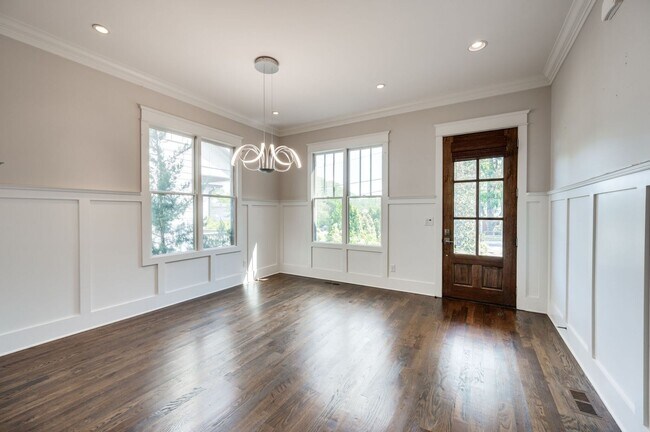Building Photo - Stunning 4BE/3.5BA home in the heart of Green Hills!