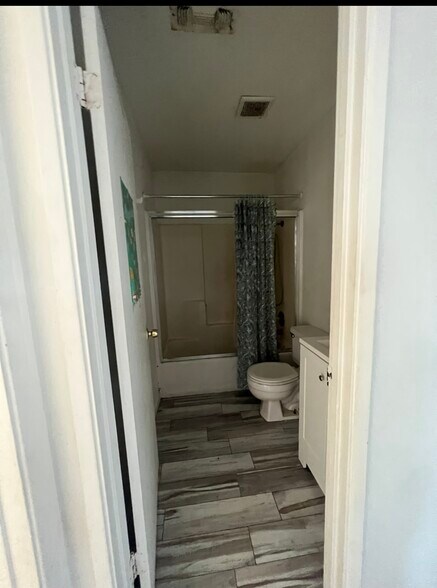 Building Photo - 609 Moore St