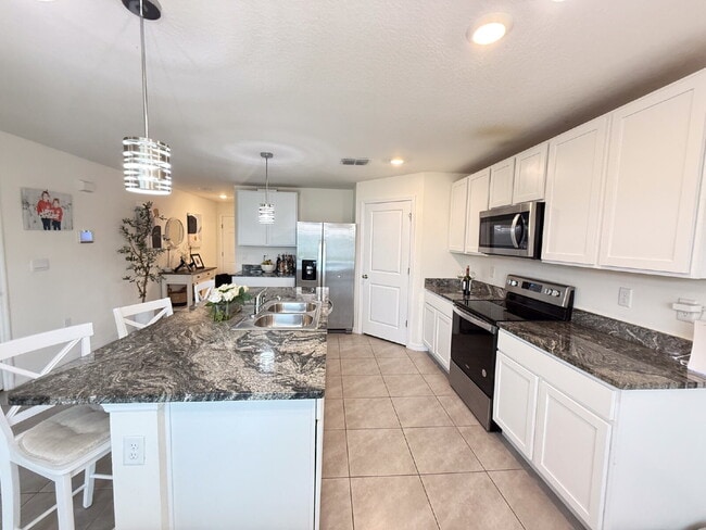 Building Photo - Spacious 4-Bedroom Home with Granite Count...
